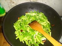 家常菜蒜苔炒肉做法图解5)