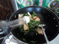 家常菜茼蒿炒豆腐做法图解8)