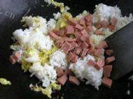 火腿肠蛋炒饭做法图解7)