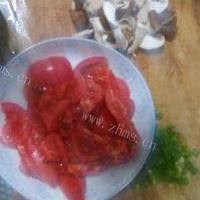 好吃的西红柿炒香菇的做法图解二
