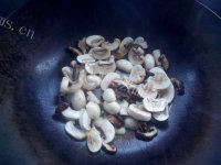 营养美味的双菇烩腐竹的做法图解五
