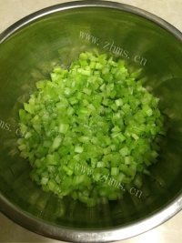 好吃的猪肉芹菜馅包子做法图解5)