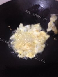 美味的虾仁炒饭做法图解3)