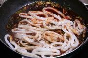 石锅牡蛎鱿鱼豆腐汤做法图解4)