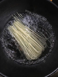 美味的鱼腥菜螺蛳粉做法图解4)