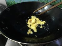 油而不腻的蛋炒饭做法图解4)
