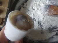 好吃的紫薯冰皮月饼做法图解17)