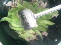 好吃不腻的肉片炒莴笋做法图解6)