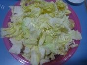 家常菜咸肉炒包菜做法图解2)