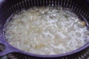 温暖的红枣银耳汤做法图解3)