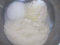 自制蛋白椰丝球做法图解3)