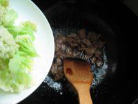 健康美食菜花炒肉做法图解5)