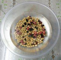 「健康美食」炼乳南瓜杂粮豆浆的做法图解二
