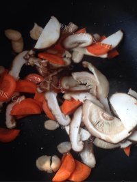 美味的香菇豆苗米线做法图解4)