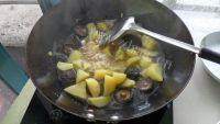 家常菜香菇炖土豆做法图解6)