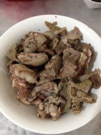 美味的莲藕焖羊肉做法图解5)