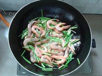 好吃的韭菜爆鲜虾做法图解8)