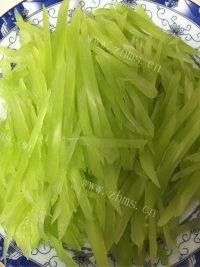脆嫩可口的莴苣肉丝做法图解2)