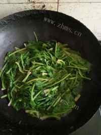 美味的麻酱拌菠菜做法图解3)