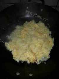 色味俱佳的韭菜炒鸡蛋做法图解3)