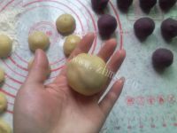 美味的紫薯蛋黄月饼做法图解13)