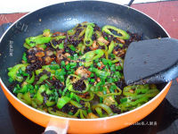 热腾腾的梅菜干炒五花肉做法图解8)