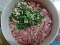 自制油豆腐塞肉做法图解2)