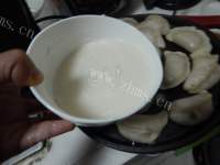 白菜猪肉煎饺做法图解24)