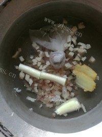口感极佳的自制皮冻做法图解4)