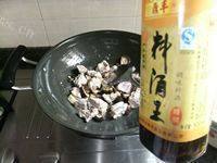 家常香菇排骨煲做法图解4)