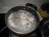 美味的三文鱼头豆腐汤做法图解3)