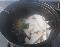 好吃的浓汤鲜味砂锅煲做法图解6)