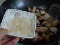 爱上茶树菇烧肉做法图解7)
