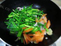 家常菜蒜薹炒肉丝做法图解8)
