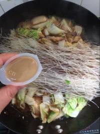 热腾腾的猪肉白菜炖粉条做法图解9)