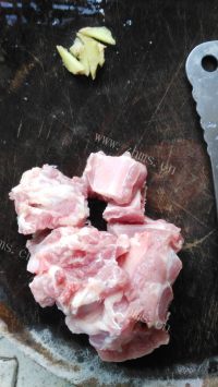 美味又养生的莲藕排骨花生汤做法图解1)