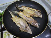 美味的香煎华子鱼做法图解5)