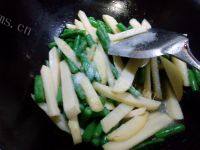 家常菜四季豆炒土豆做法图解7)