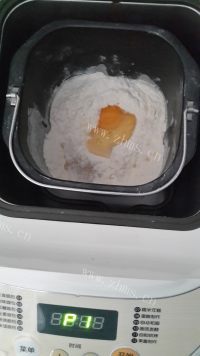 香糯爽滑的红枣面包做法图解1)