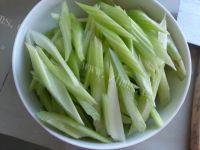 腊肠炒芹菜做法图解1)