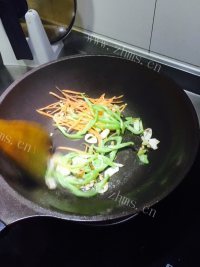 可口的尖椒土豆丝做法图解3)