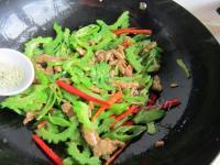 回味无穷的苦瓜炒肉做法图解11)