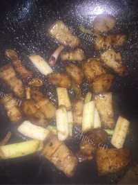绝色红曲焖红烧肉做法图解5)