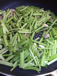 家常菜芹菜炒肉做法图解4)