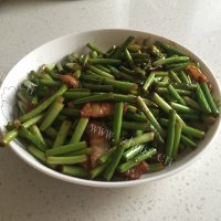 独特的蒜苔炒五花肉做法图解6)