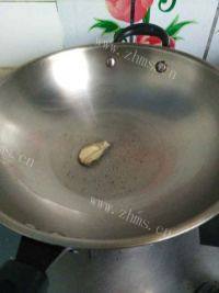 美味的油爆河虾做法图解2)