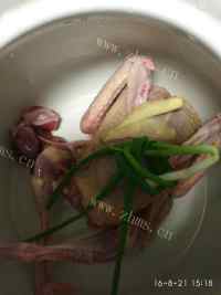 营养的鸽子香菇肉丸汤做法图解6)