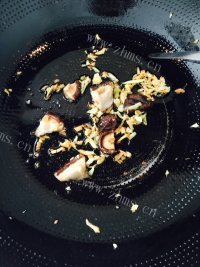 美味的花菜香菇面做法图解3)