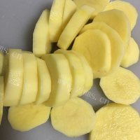 好吃的孜然干煸土豆片做法图解1)