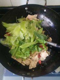 家常菜莴笋炒肉做法图解6)